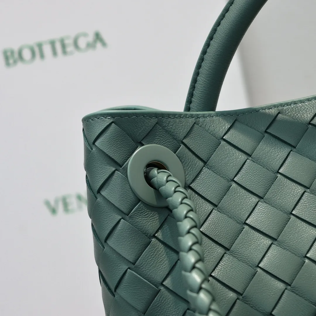 The 2023 new Andiamo batch of 2260 BV has been shipped‼ ️Really popular🔥The new Andiamo woven handbag launched by Bottega Veneta this season is really popular all over the world! ! Celebrities at home and abroad have worn it, and Oscar-winning actress Michelle Yeoh has taken it out on the street. Song Jia, Trai Yara, Yu Feihong, Sanji Ayaka, Rosie Hunting-Whiteley, Yoshioka Riho, etc. have all picked up this bag. It is classic and versatile, showing off its temperament, and the bag capacity is also large, which is very convenient for daily commuting! ! A variety of carrying methods, the shoulder straps can be adjusted by yourself, the original lambskin feels soft and delicate, and the unisex style breaks gender boundaries and brings a more practical and longer-lasting use experience. Andiamo, which has both elegant and casual styles, perfectly interprets the true appearance of "fashionable old money style". Style number: 8463 Size: 32*24*12